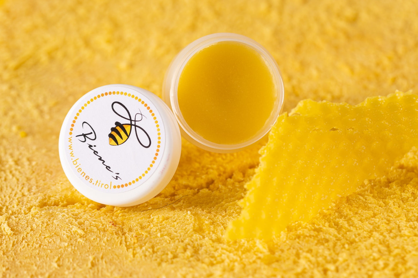 Biene's Lippenbalsam mit Propolis und Honig im Tiegel
